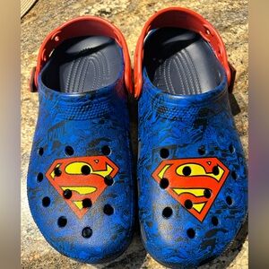 Men’s women’s Superman Crocs Shoes size 9 men or size 11 women NEW